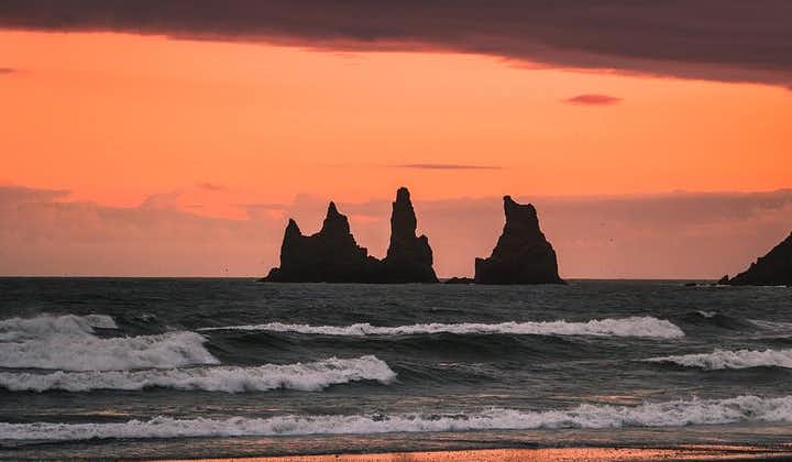 南アイスランドの氷河や滝、ビーチを訪れる日帰りツアー