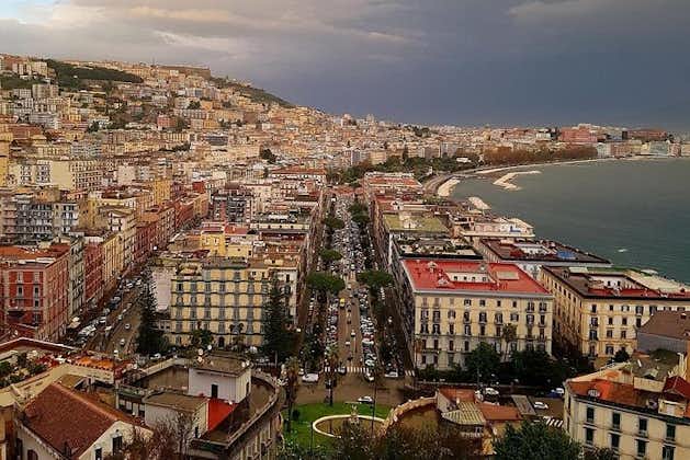 Panorama-Landausflug der Stadt Neapel und des historischen Zentrums.