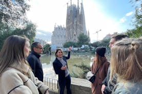 Sagrada Familia & Guell Park kleine groepsreis met drankje en tapa