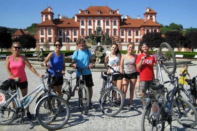 プラハ：トロヤ城への3時間のリバー＆パークバイクツアー