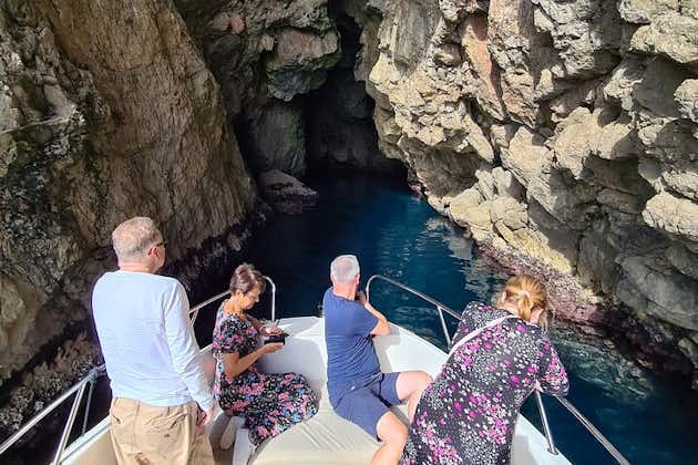 Utforska blå och gröna grottor med motorbåt - privat rundtur