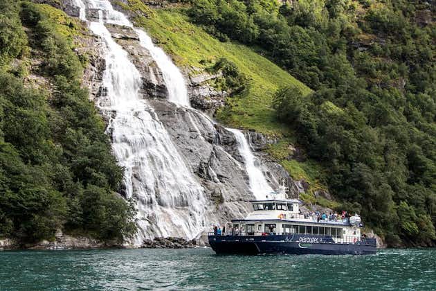 Visite touristique du fjord en bateau à Geiranger