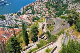 Vandre Kotor slot og besøge landsbyen Spiljari, smag lokal skinke og drinks