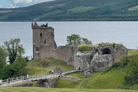 Whisky escocés y antiguo castillo de Urquhart y lago Ness desde el puerto