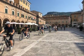 Spennende e-sykkeltur blant skjønnhetene og historien til Ascoli