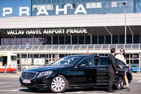 Privétransfer bij aankomst op vliegveld Praag en stadswandeling van een halve dag