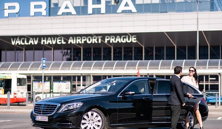 Trasferimento privato dagli arrivi dell'aeroporto di Praga e tour a piedi di mezza giornata della città