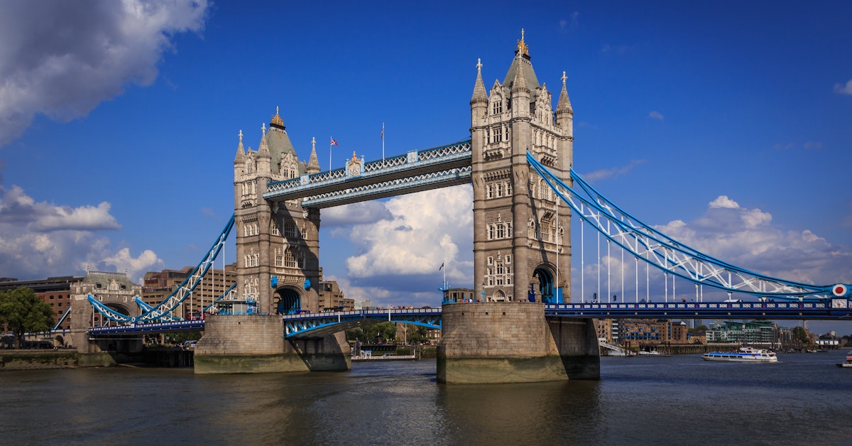 Тауэрский мост лондон. Тауэрский мост. Тауэрский мост в Великобритании. ТАВЕР В Лондоне. Тауэрский мост достопримечательности Лондона.