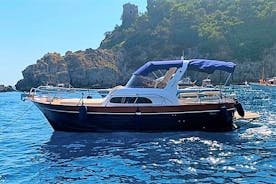 Tour privado en barco por la costa de Amalfi por el nuevo Gozzo Sorrentino.
