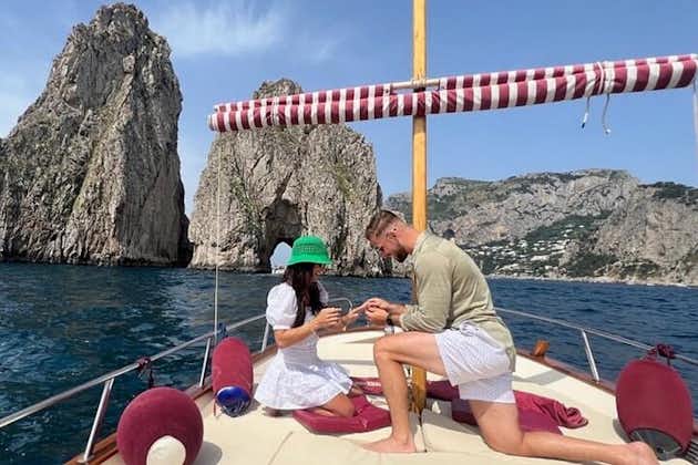 Recorrido privado en barco en isla de Capri para parejas