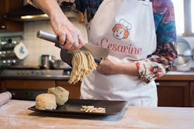 在 Sant'Agnello 当地人的家中进行烹饪表演的用餐体验
