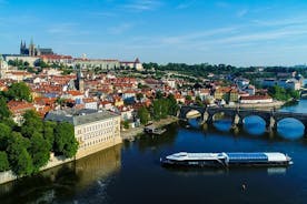 Recorrido a pie por el casco antiguo de Praga con almuerzo buffet en un barco