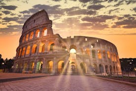 Recorrido nocturno por el Coliseo con acceso a los subterráneos, la pista principal y el Foro Romano 