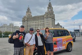 イギリス、リバプールのマッド デイ アウト ビートルズ タクシー ツアー
