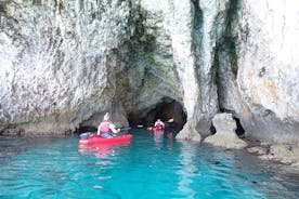 Passeio guiado de caiaque pelas cavernas marinhas de Agia Napa