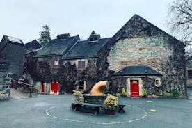 Visite des amateurs de whisky des Highlands dans les distilleries les plus anciennes et les plus hautes d'Édimbourg