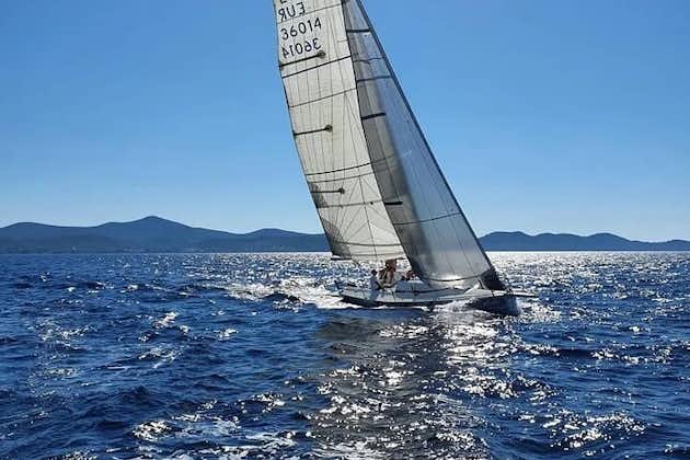 Tour de día completo en velero de regata en el archipiélago de Zadar