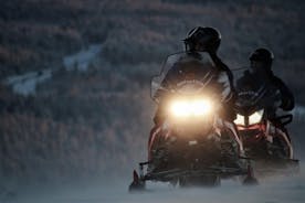 Escape nocturno: safari en motos de nieve y fogata en Rovaniemi