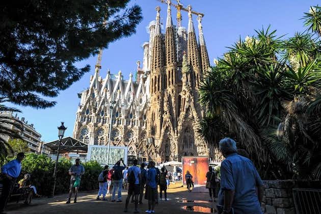 Sagrada Familia와 함께하는 바르셀로나 최고의 해안 여행 건너 뛰기 티켓