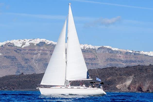 Tour privato a vela diurno a Santorini con pasto, bevande e trasferimento inclusi
