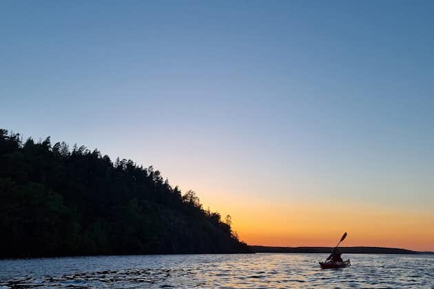 Excursión en kayak al atardecer con fika en la orilla del lago de Estocolmo