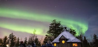 Auroras boreales de Levi en moto de nieve con barbacoa