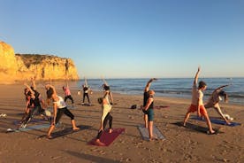 Yoga revitalizante en la playa de Portimao por el Sol Lifestyle