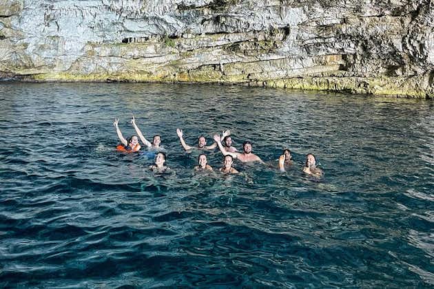 ハシ アリ洞窟への小グループ スピードボート ツアー
