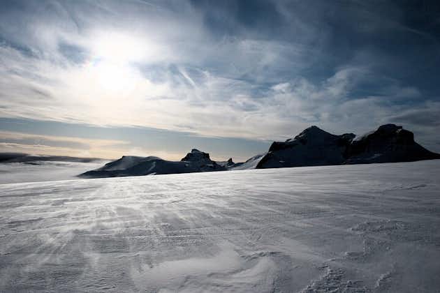 Promenade en motoneige en petit groupe sur le glacier Langjökull et baignade dans le Secret Lagoon avec déjeuner