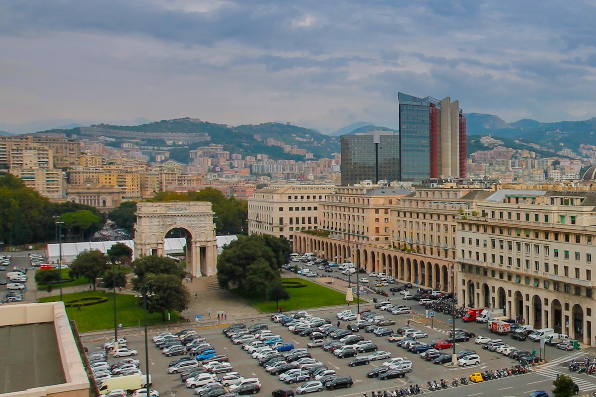 Итальянский 7 букв. Piazza della Vittoria Генуя. Площадь Виттория Генуя. Площадь Виктория Генуя. Италия como Piazza Vittoria.