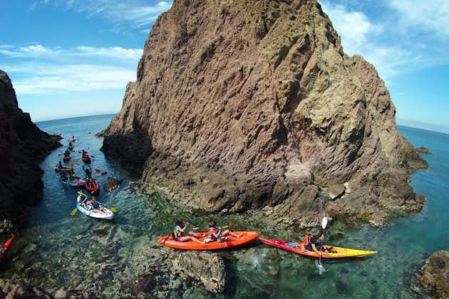 Cabo de Gata Active。自然公園の小川でカヤックとシュノーケルのガイド付きツアー