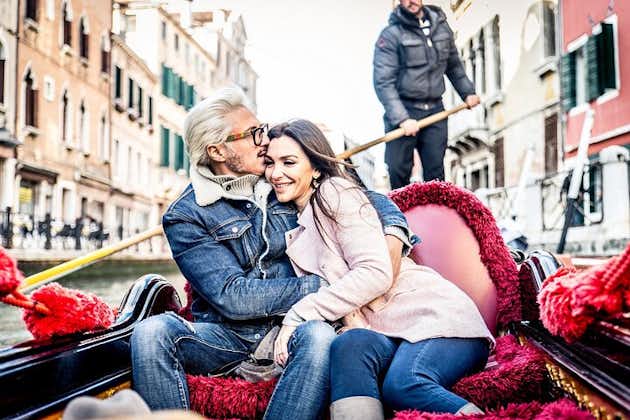 ヴェネツィア：大運河でのロマンチックなプライベート ゴンドラ乗車