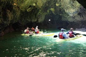 Excursão de 2 horas de caiaque nas cavernas e praias de Ponta da Piedade