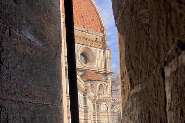 Toppen av Giottos klocktorn och alla museer i Florens katedral