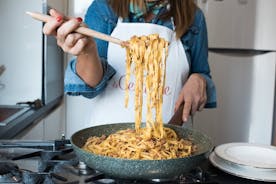 Cesarine: Pasta og Tiramisu-klasse hjemme hos en lokal i Lucca