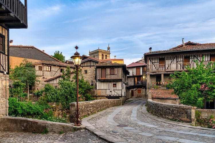 viPhoto of view of the bridge entrance to the picturesque rural village of La Alberca in Salamanca, Spain
