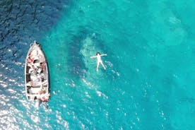 Hyr en båt i Santorini utan licens