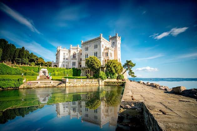 Découvrez la beauté de la ville de Trieste et le conte de fées Miramare et les vieux châteaux de Duino
