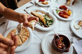 Tour gastronomico privato di Atene con una guida locale