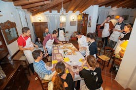 Cesarine: aula de culinária caseira e refeição com um local em Torino