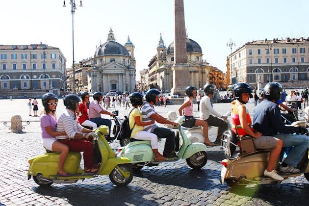 Tour panoramico di Roma di 3 ore per piccoli gruppi in Vespa d'epoca