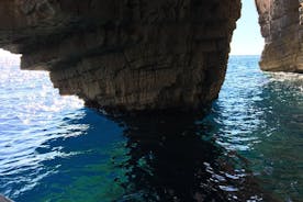  フヴァルからの青い洞窟と5つの島のツアー