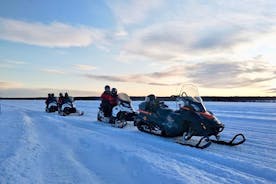Esperienza in motoslitta e pesca sul ghiaccio