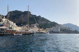 Einkasigling í sólsetur á Amalfi-ströndinni
