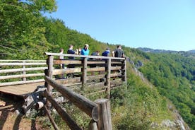 ルーマニア、トランシルヴァニアの西カルパチア山脈を洞窟探検、ハイキング、自転車で探索