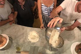 Lección de pasta fresca al huevo y raviolis en un restaurante histórico
