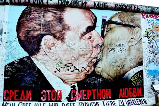 Visite guidée privée en minibus : le mur de Berlin commenté par un témoin vivant