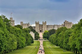 Castillo de Windsor y ciudad de Eton: tour privado a pie de día completo