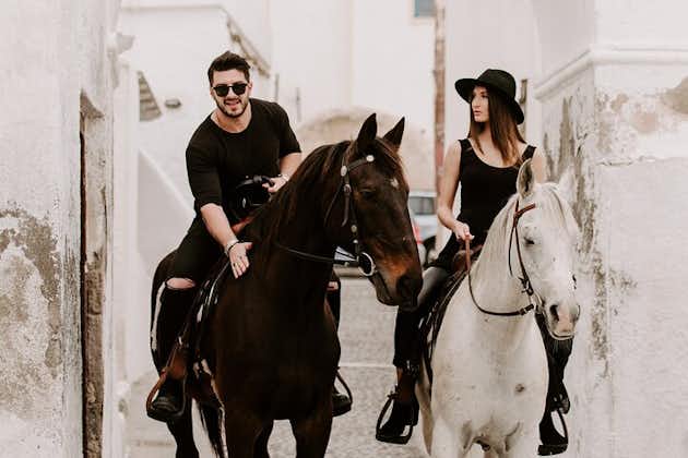 Tour a caballo por el tradicional pueblo griego y el acantilado de Caldera