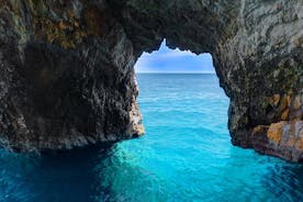 ラガナスからの半日ガイド付きツアー難破船と青の洞窟